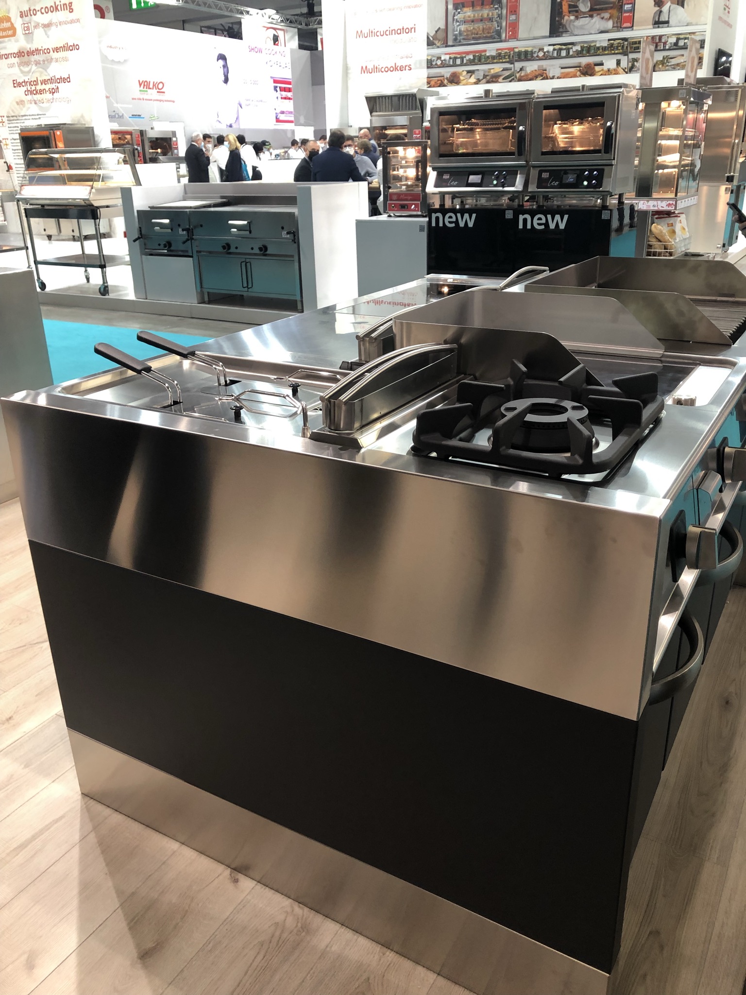 TECNOINOX: cozinhas modulares e fornos profissionais para bufê.